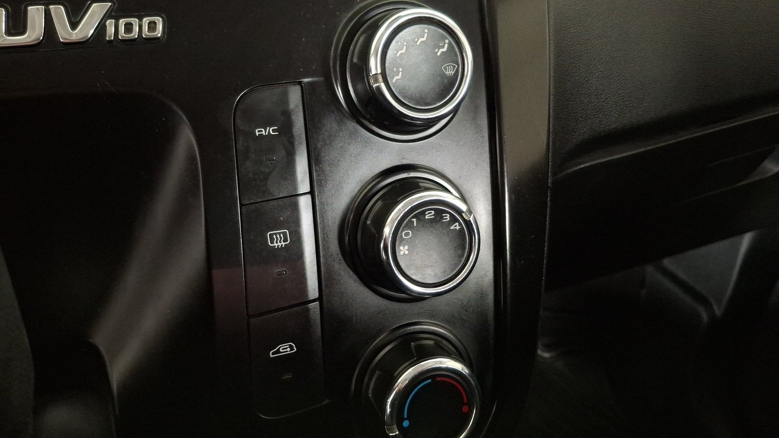 Mahindra Kuv 100 2020 - Imagen 14 de 14