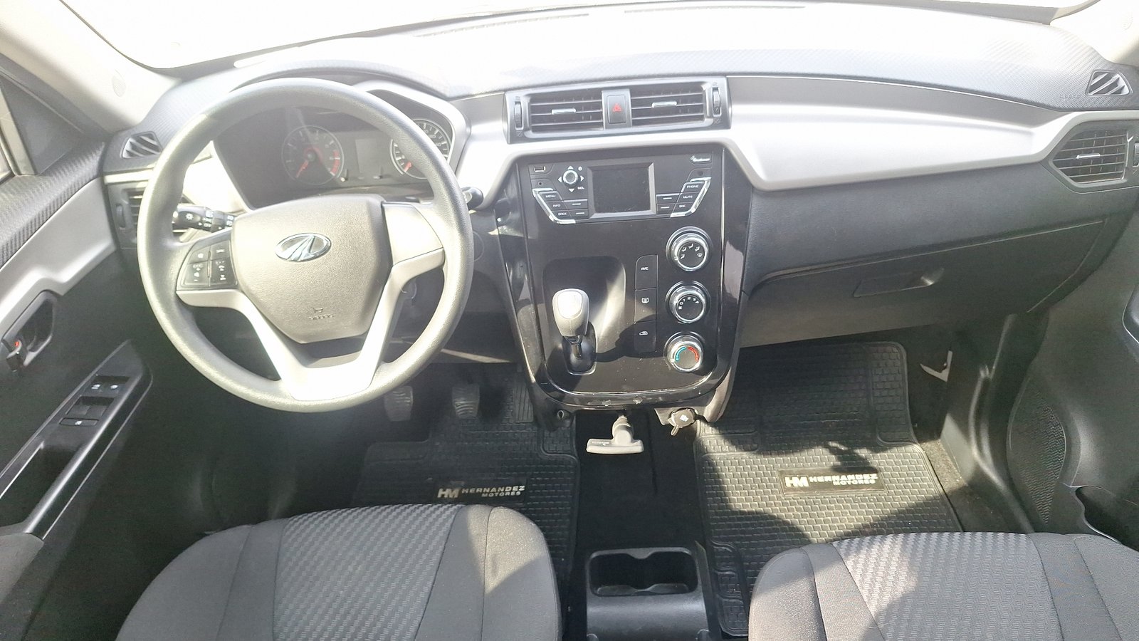 Mahindra Kuv 100 2022 - Imagen 6 de 14
