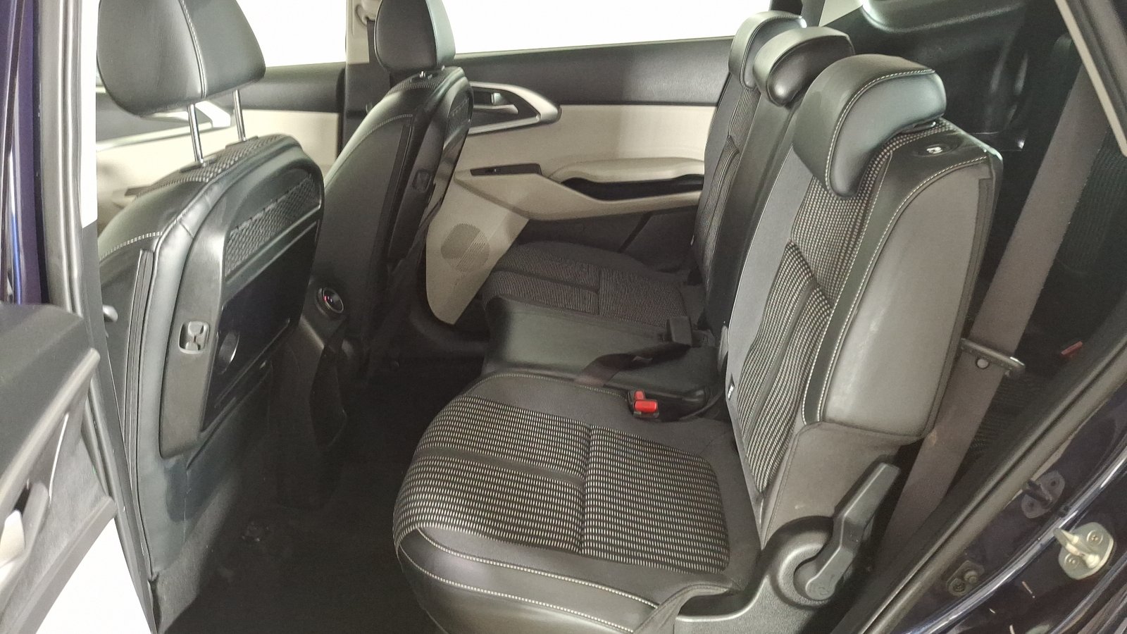 Kia Carens 2023 - Imagen 14 de 17