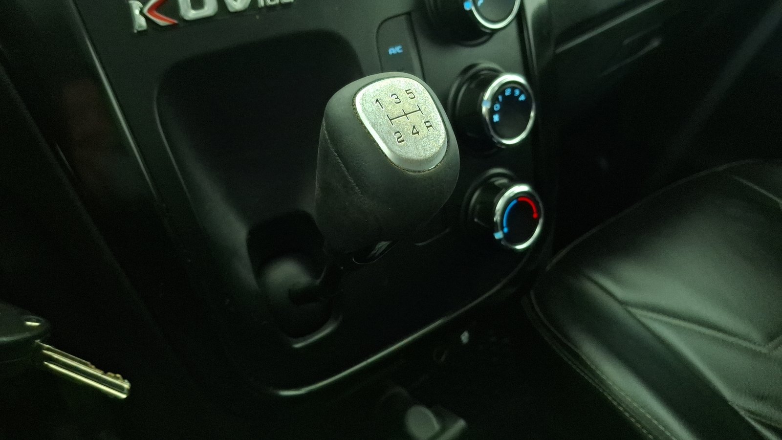 Mahindra Kuv 100 2021 - Imagen 11 de 15