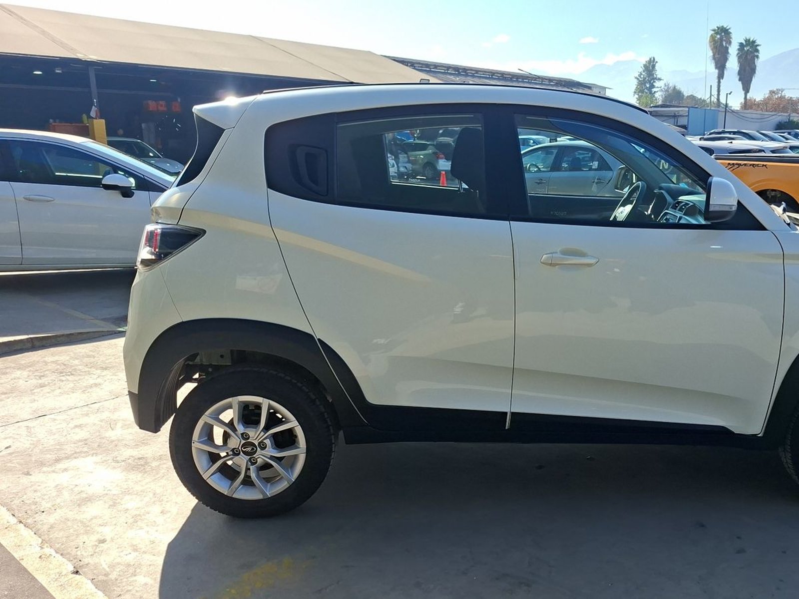 Mahindra Kuv 100 2022 - Foto 5 de 14