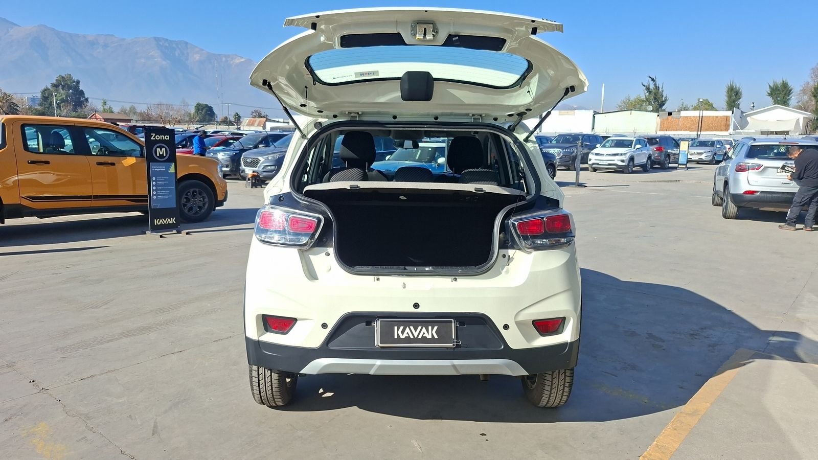 Mahindra Kuv 100 2022 - Imagen 4 de 14