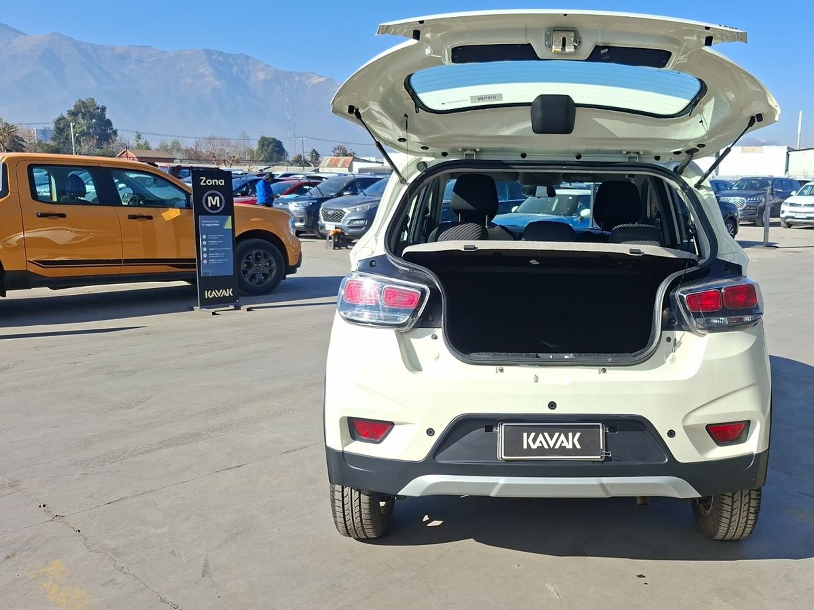 Mahindra Kuv 100 2022 - Foto 4 de 14