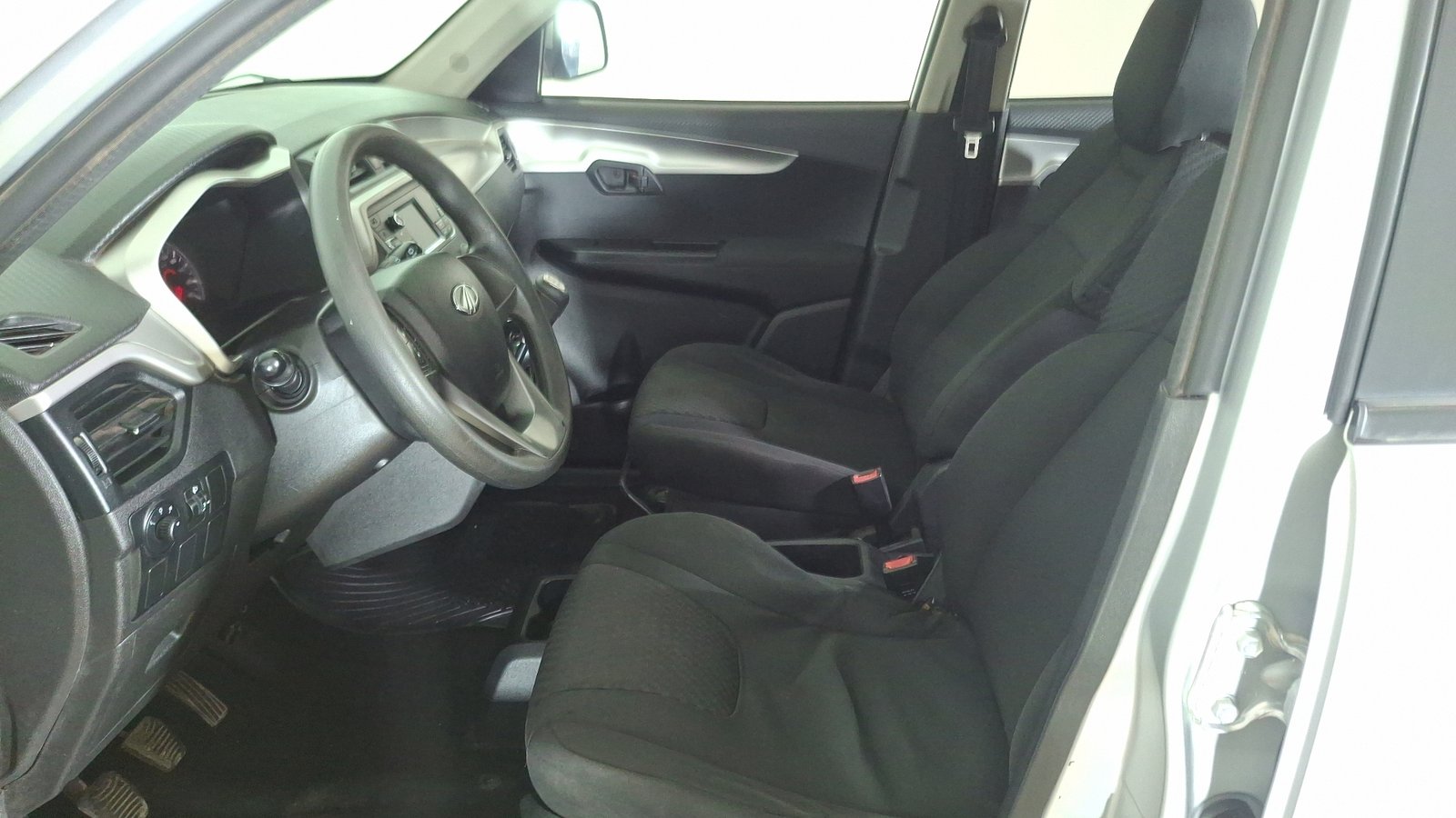 Mahindra Kuv 100 2020 - Imagen 12 de 14