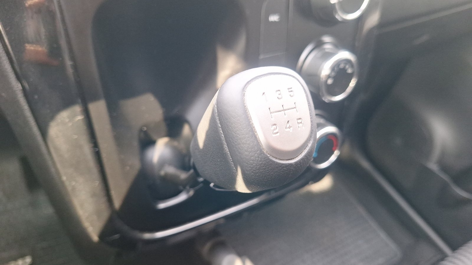 Mahindra Kuv 100 2022 - Imagen 11 de 14