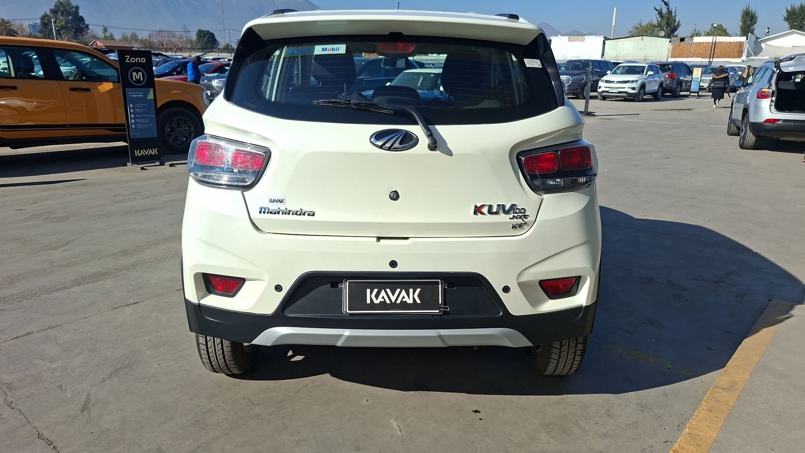 Mahindra Kuv 100 2022 - Imagen 3 de 14