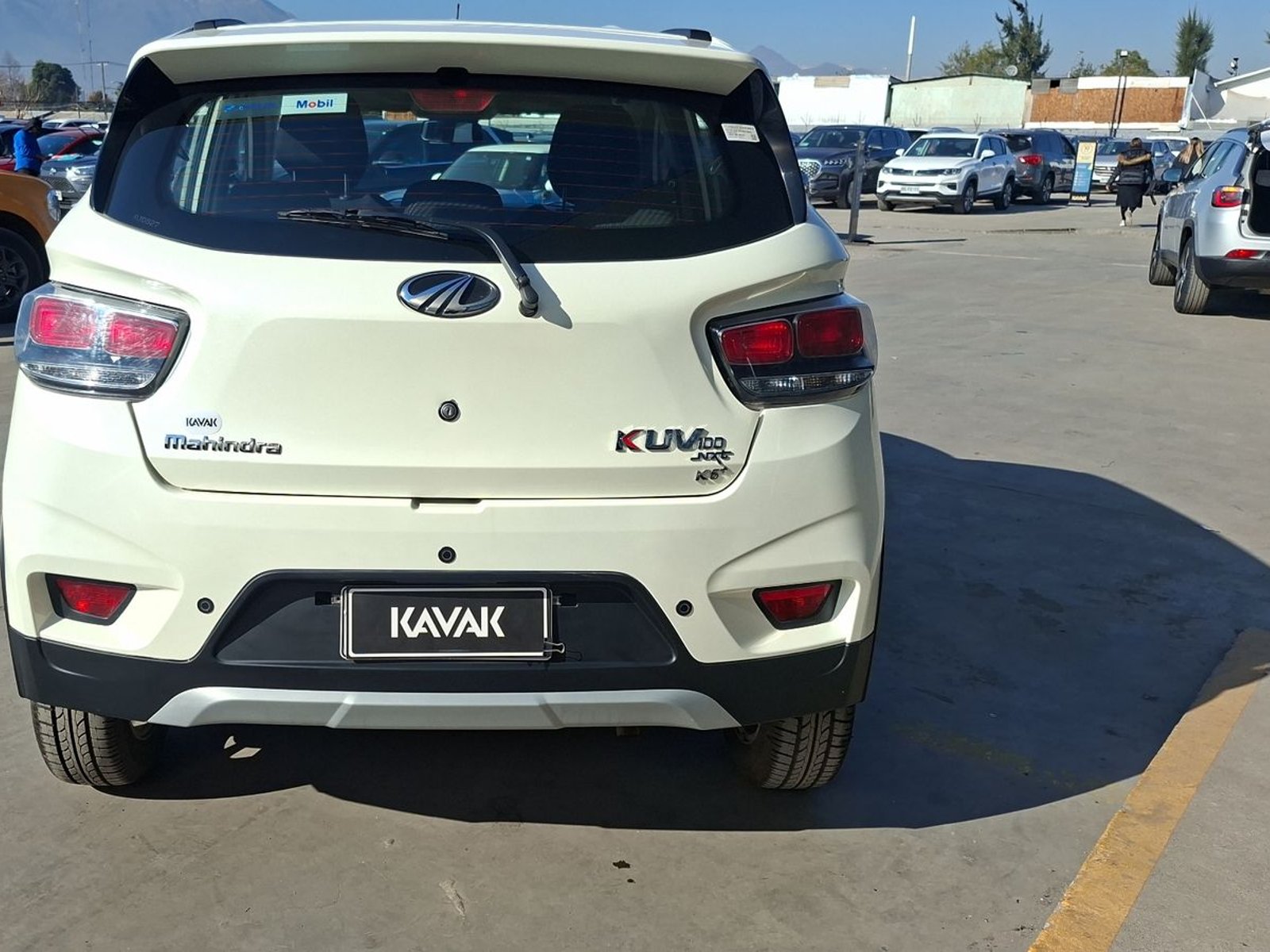 Mahindra Kuv 100 2022 - Foto 3 de 14