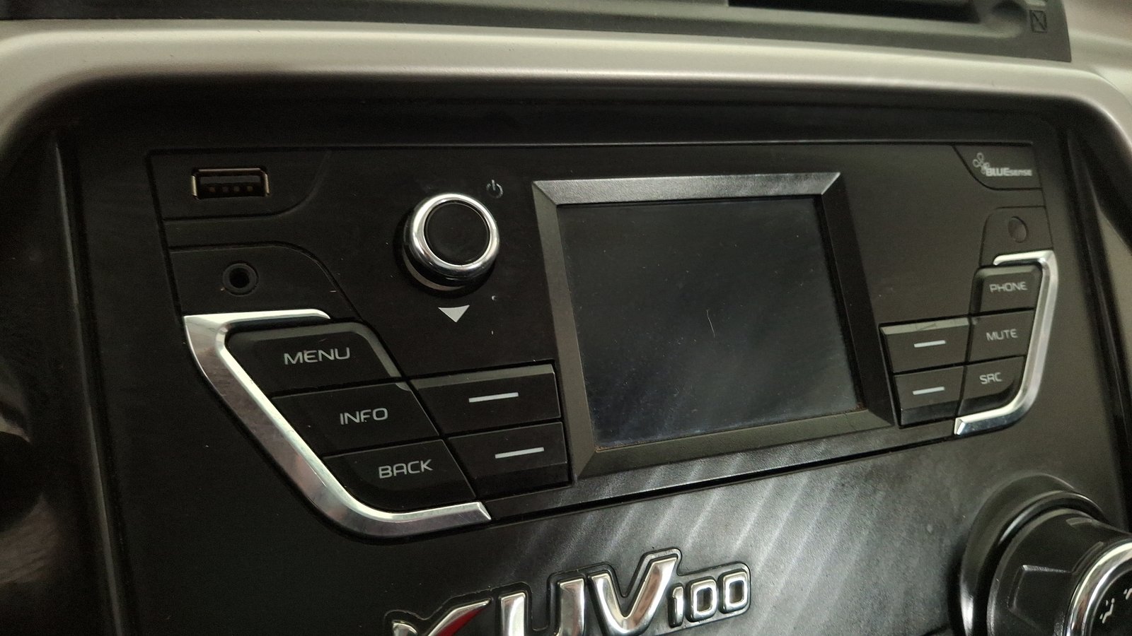 Mahindra Kuv 100 2020 - Imagen 10 de 14