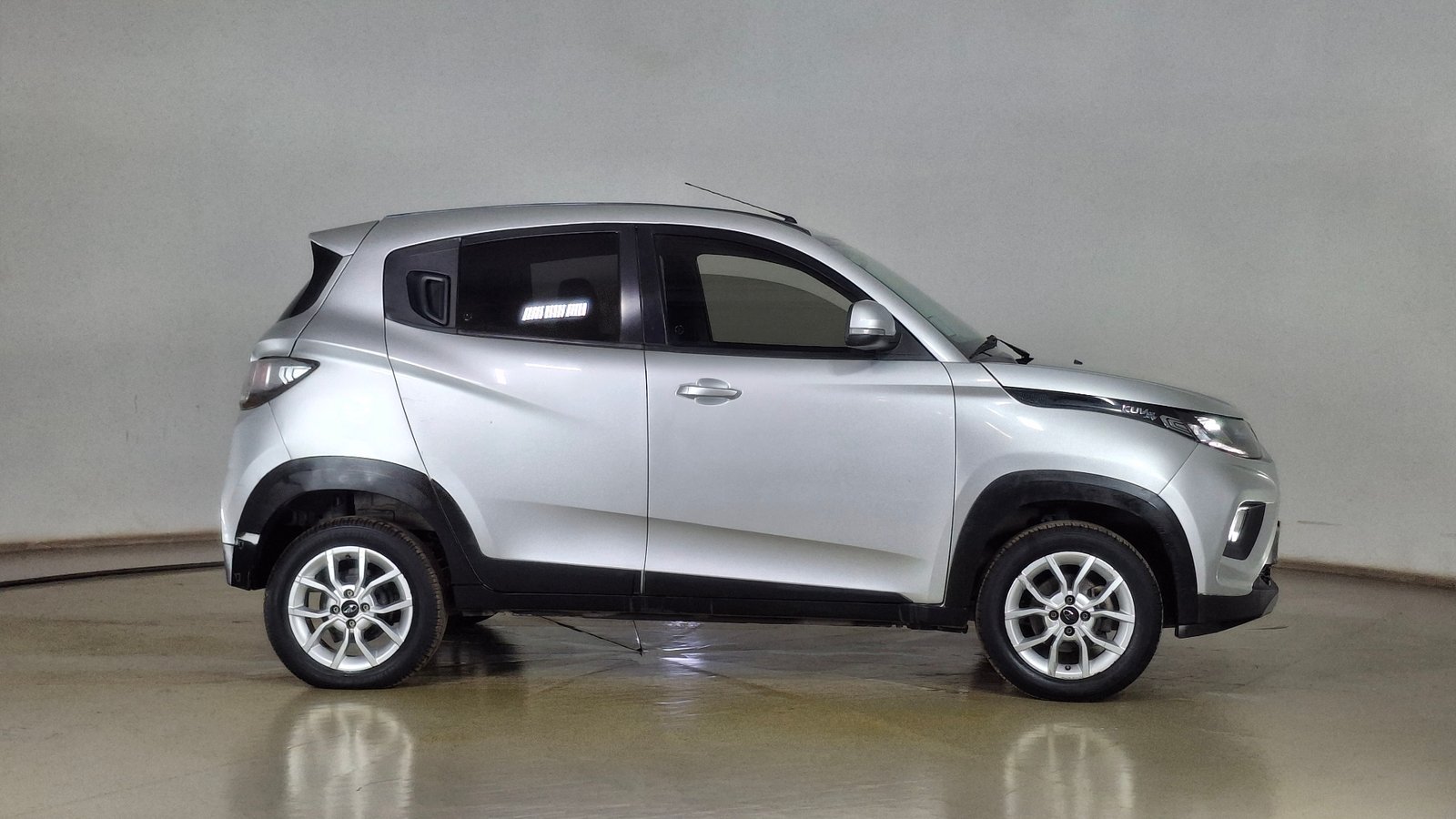 Mahindra Kuv 100 2020 - Imagen 4 de 14