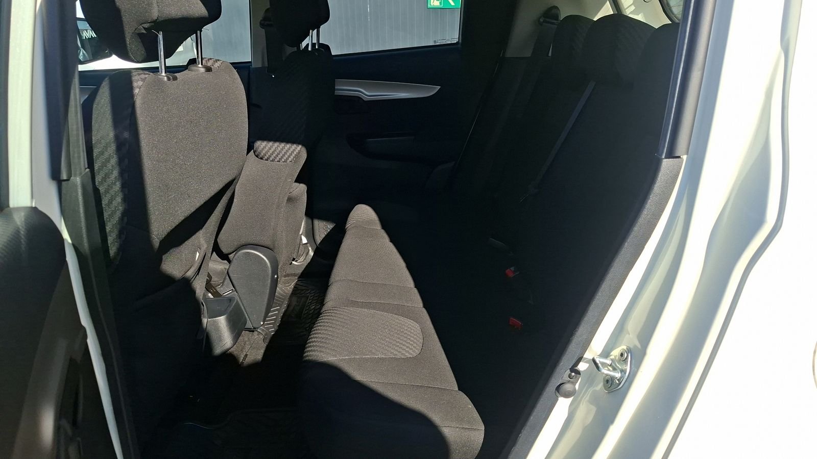 Mahindra Kuv 100 2022 - Imagen 13 de 14