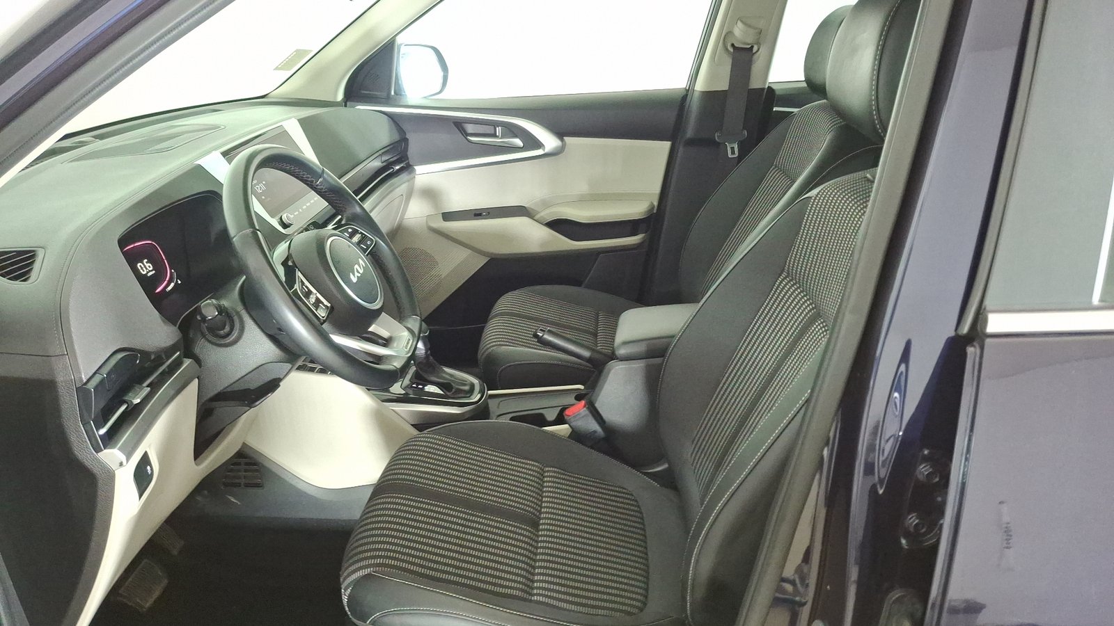 Kia Carens 2023 - Imagen 13 de 17