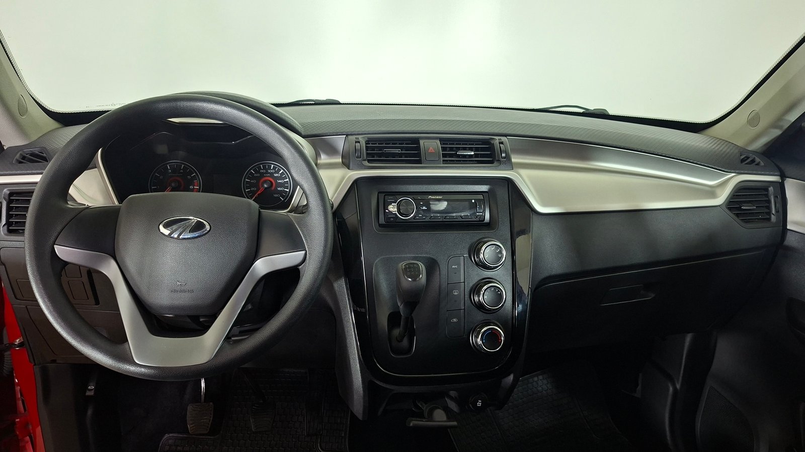 Mahindra Kuv 100 2022 - Imagen 8 de 16