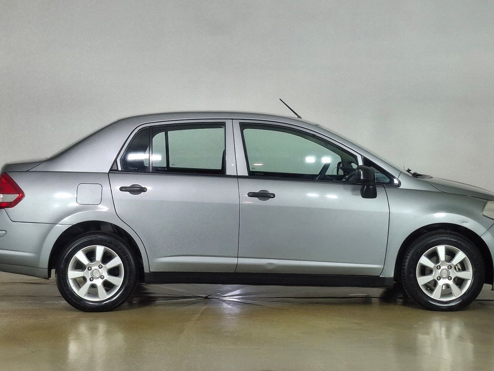 Nissan Tiida 2013 - Foto 4 de 16
