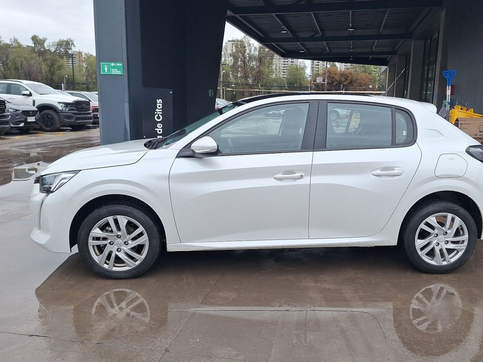 Peugeot 208 2023 - Foto 2 de 16