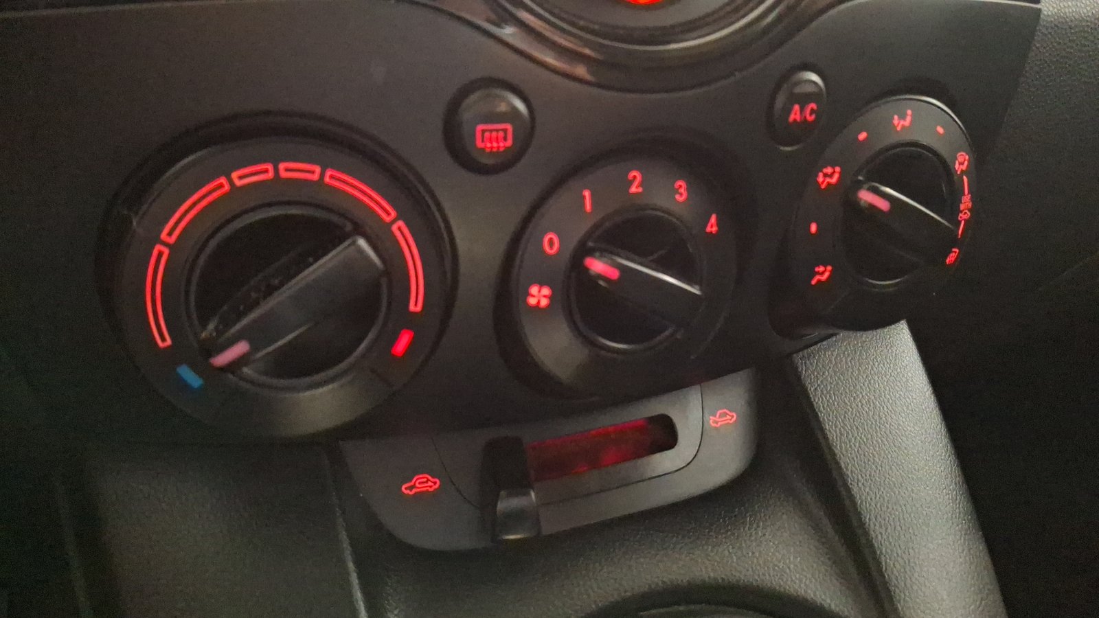 Mazda Mazda 2 2015 - Imagen 14 de 15