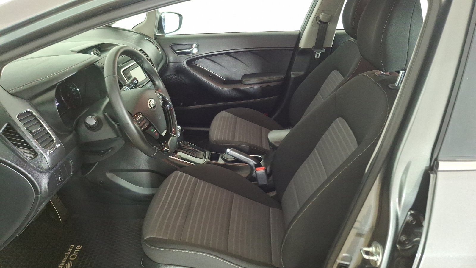 Kia CERATO 5 2019 - Imagen 14 de 17