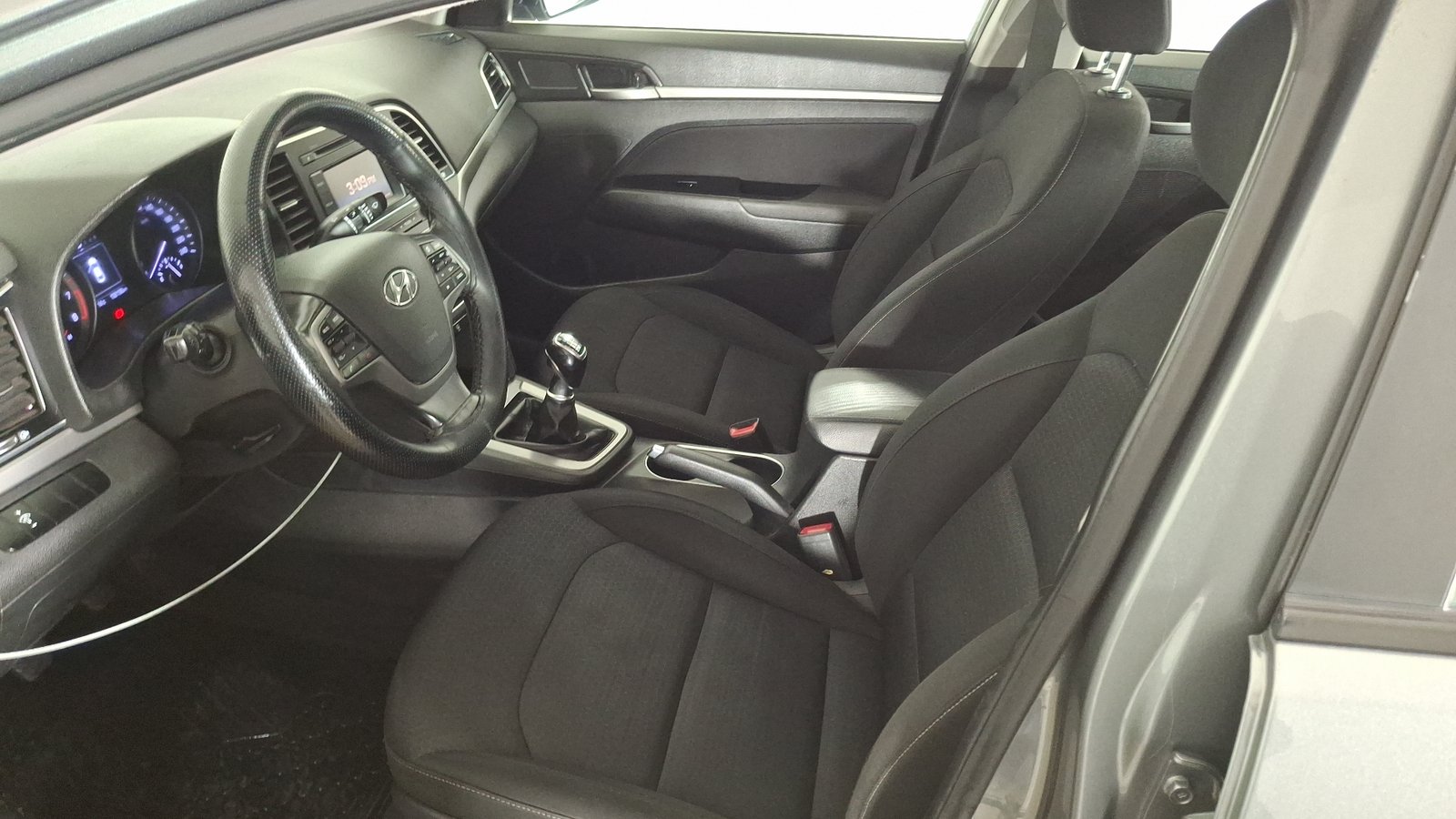 Hyundai Elantra 2016 - Imagen 12 de 15