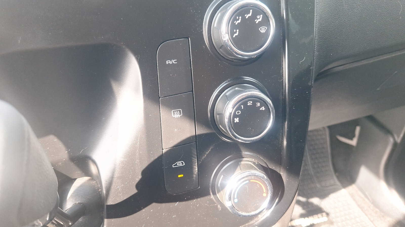 Mahindra Kuv 100 2022 - Imagen 14 de 14