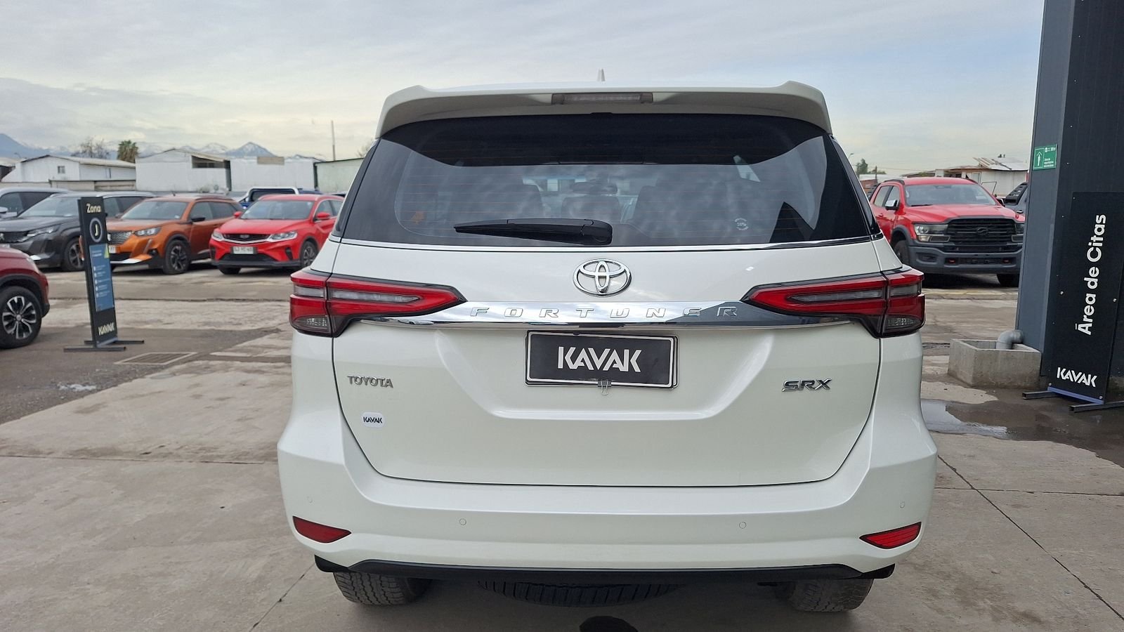 Toyota Fortuner 2023 - Imagen 3 de 16