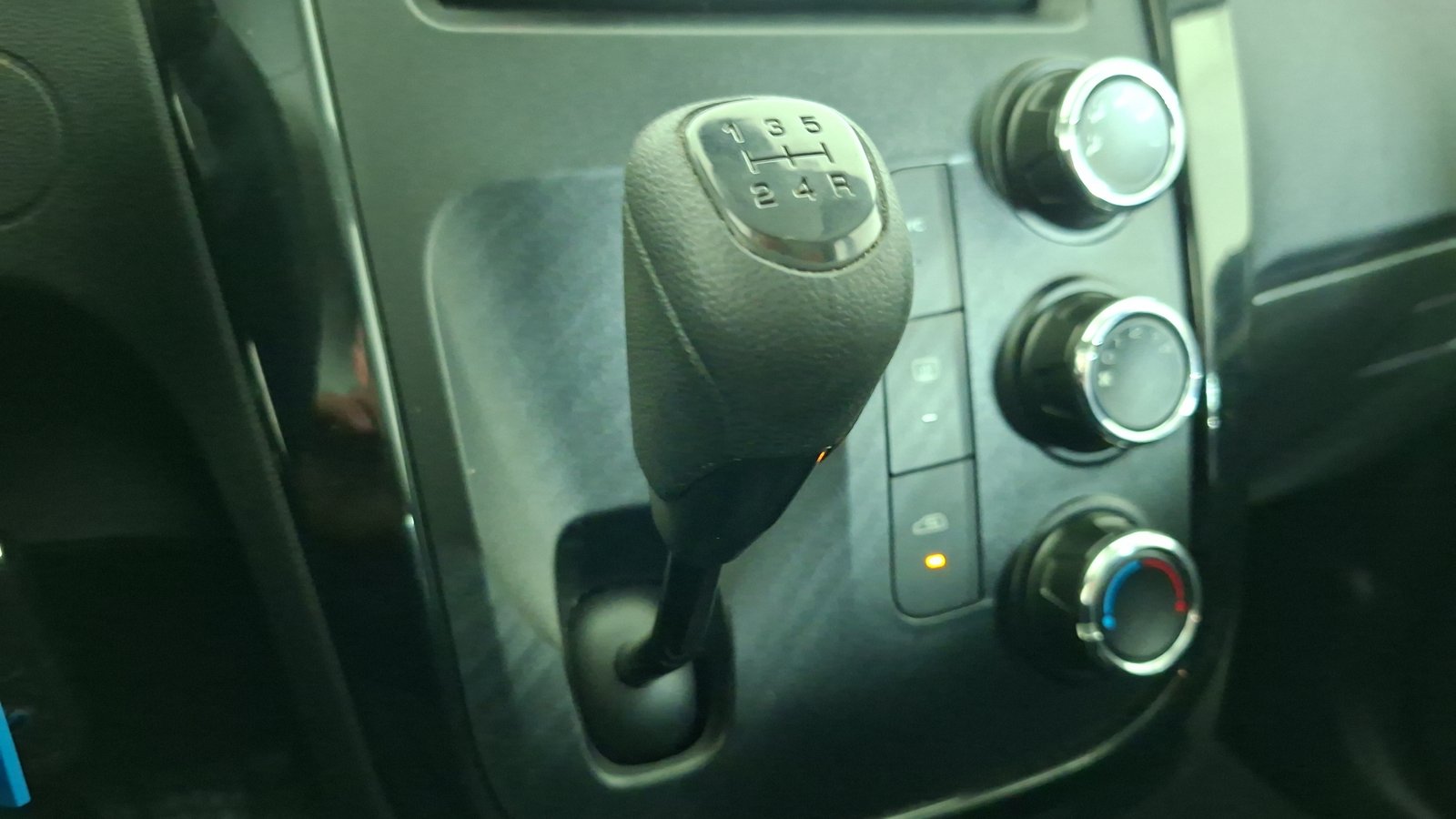 Mahindra Kuv 100 2022 - Imagen 12 de 16