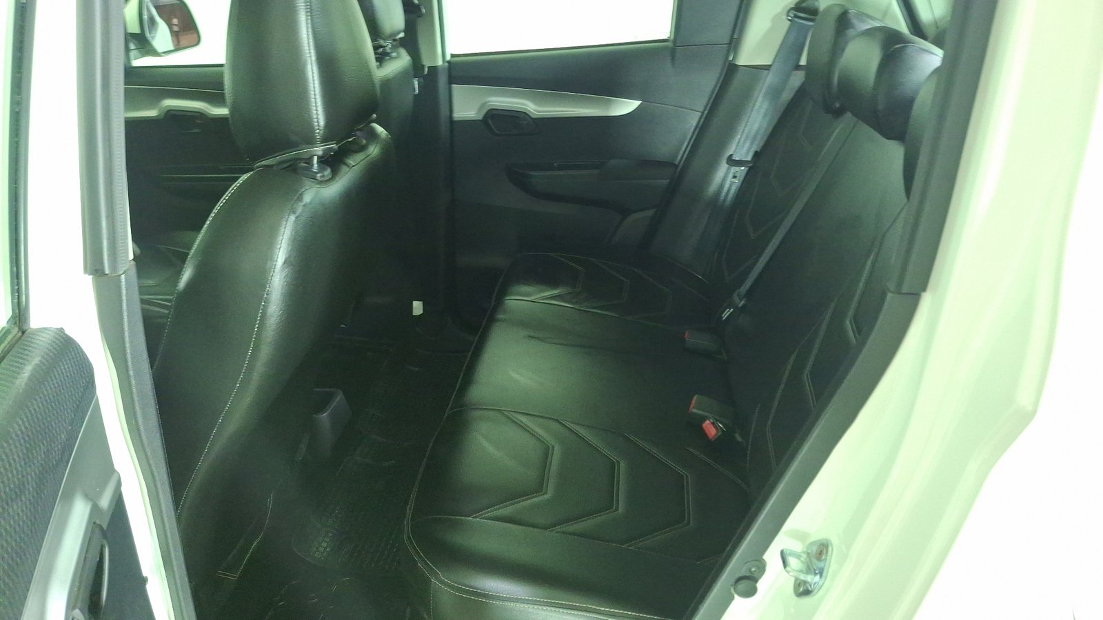 Mahindra Kuv 100 2021 - Imagen 13 de 15