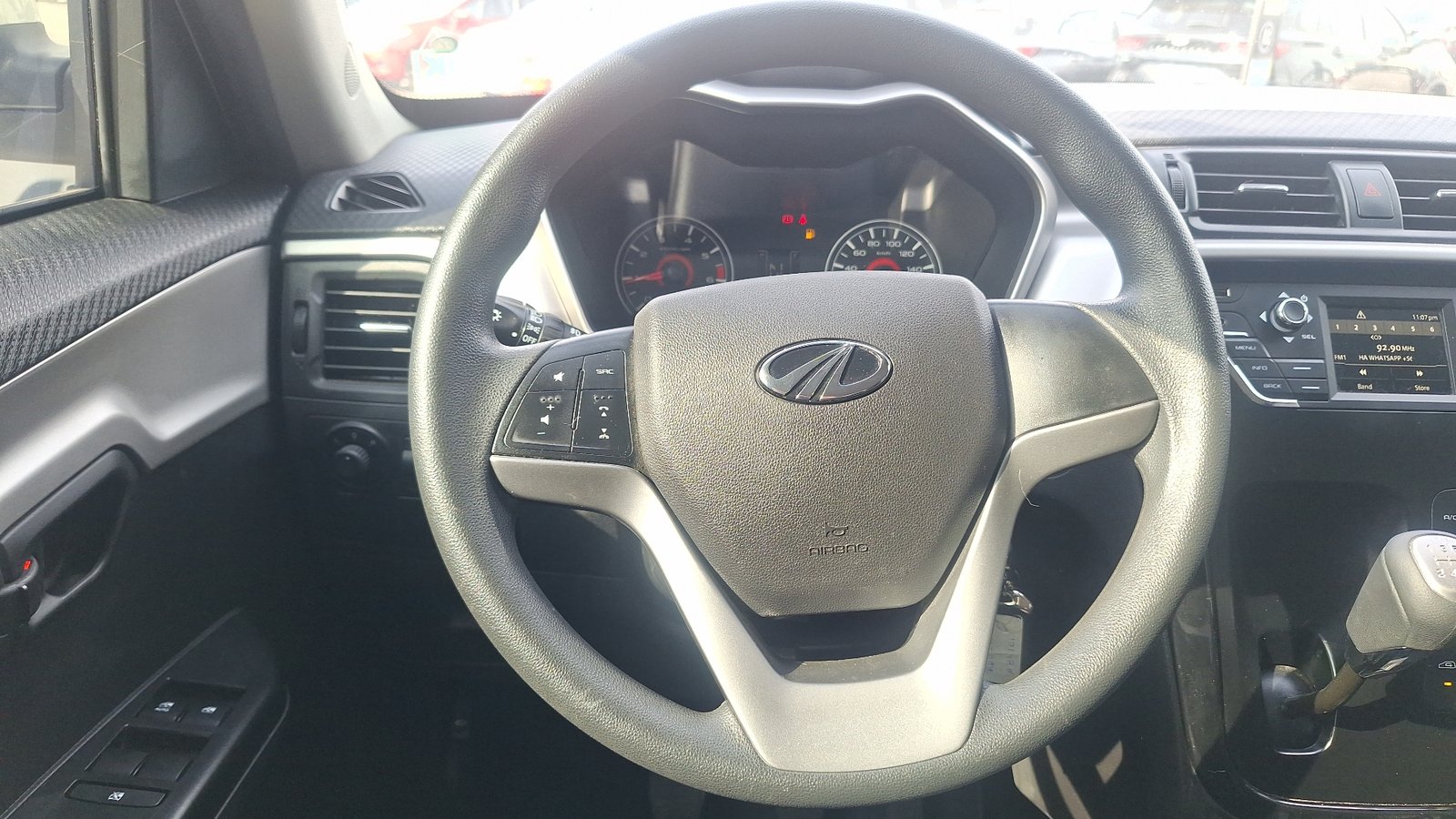Mahindra Kuv 100 2022 - Imagen 8 de 14