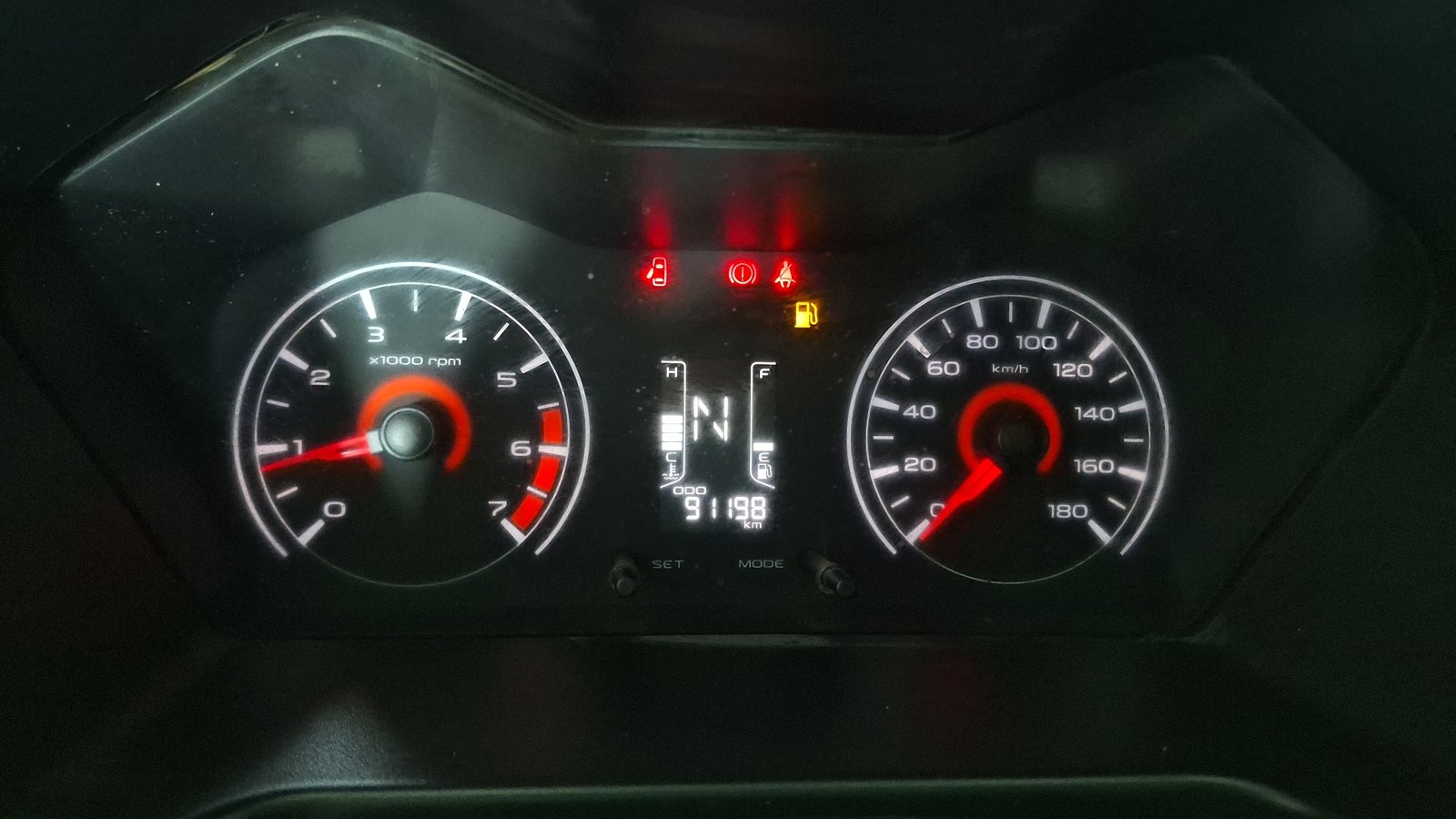 Mahindra Kuv 100 2020 - Imagen 9 de 14