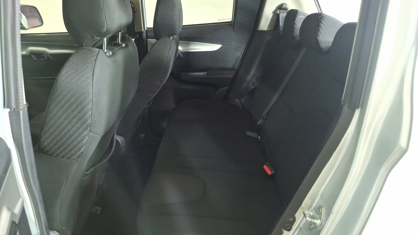 Mahindra Kuv 100 2020 - Imagen 13 de 14