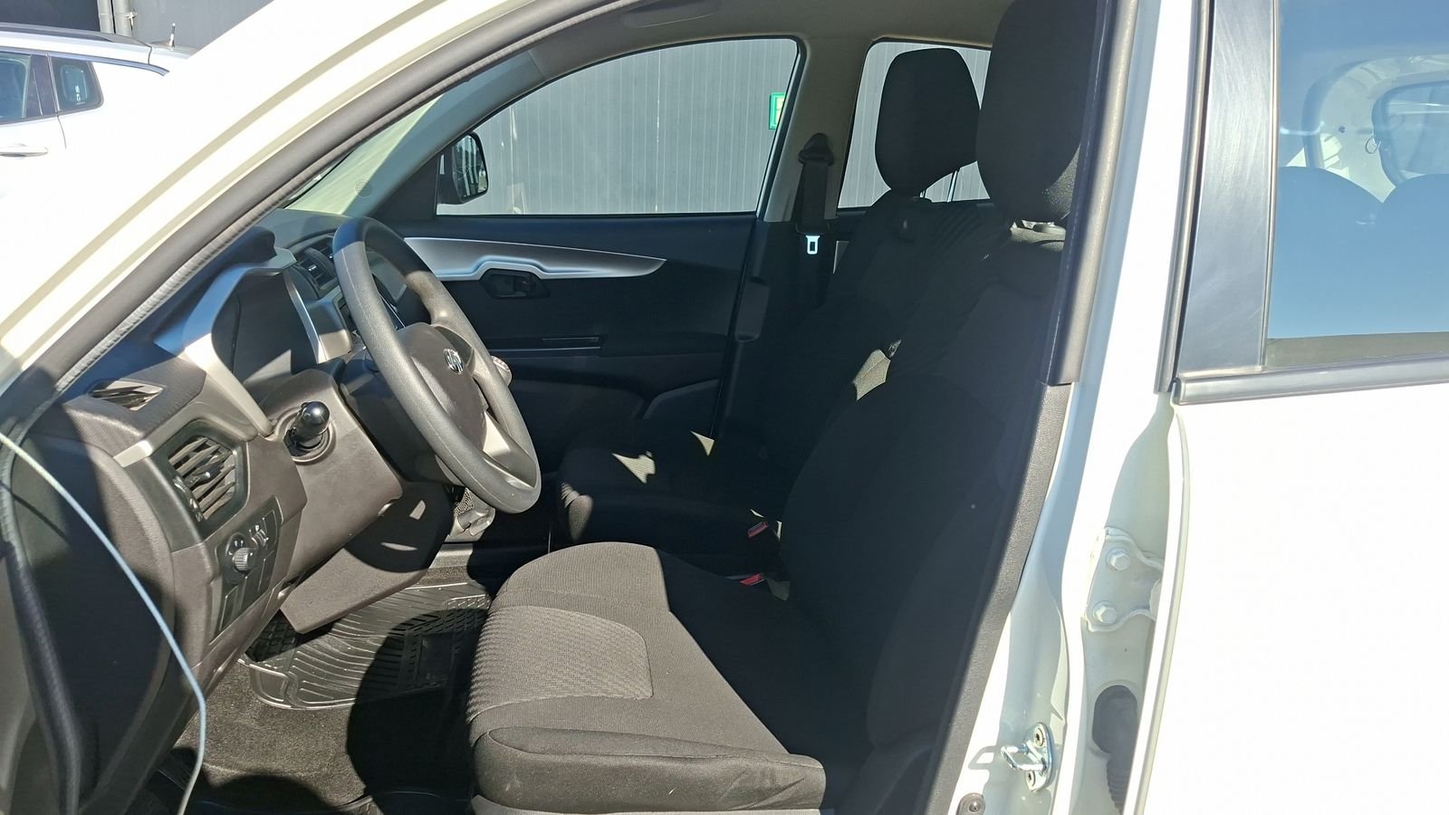 Mahindra Kuv 100 2022 - Imagen 12 de 14