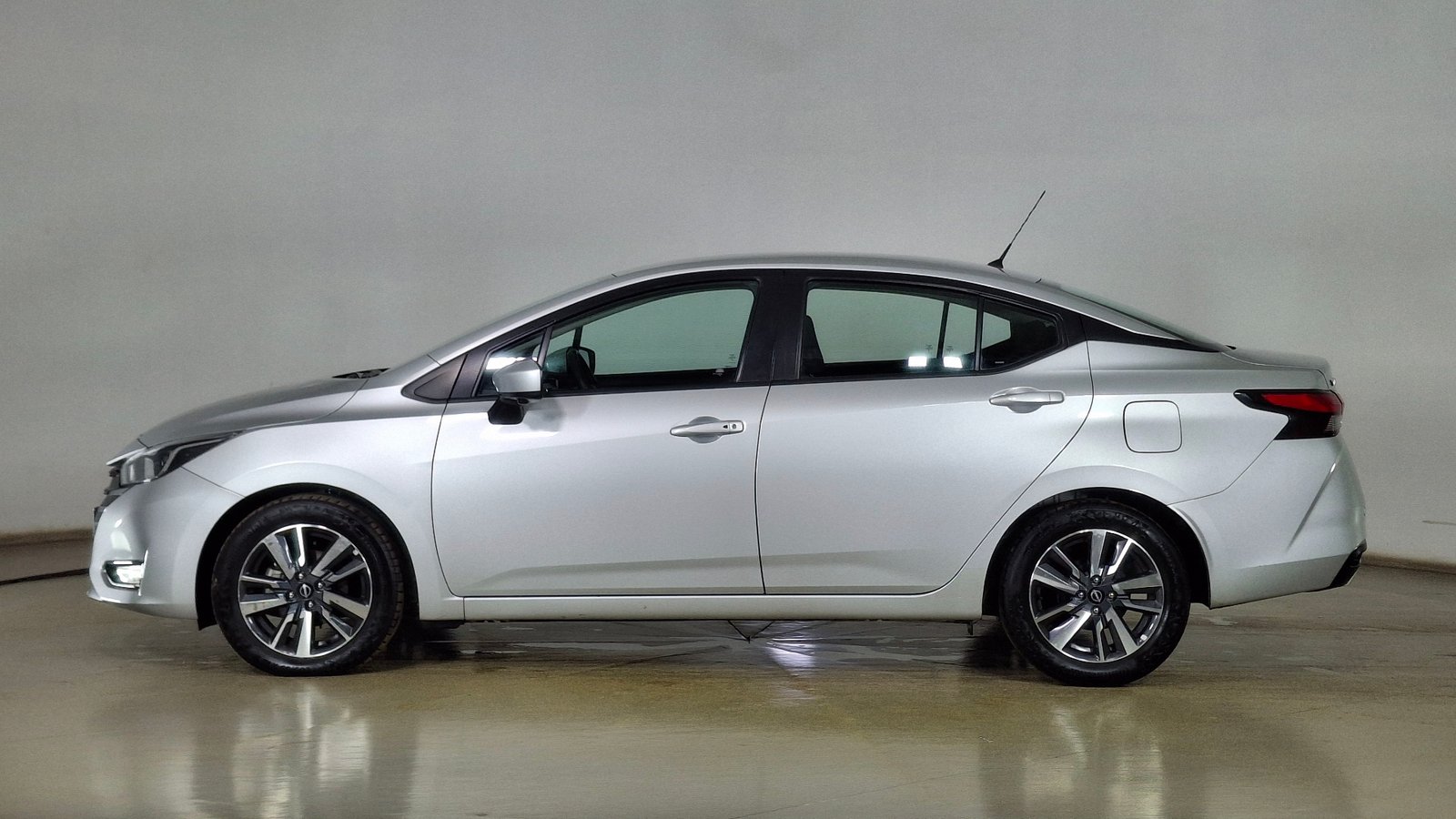 Nissan Versa 2023 - Imagen 7 de 16
