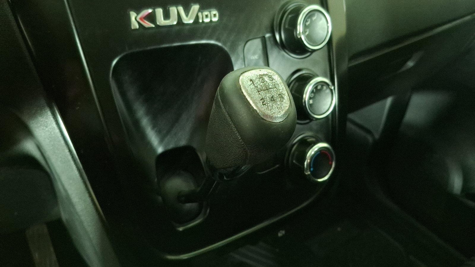 Mahindra Kuv 100 2020 - Imagen 11 de 14
