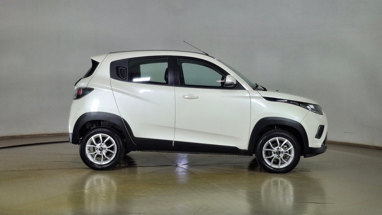 Mahindra Kuv 100 2021 - Foto 4 de 15