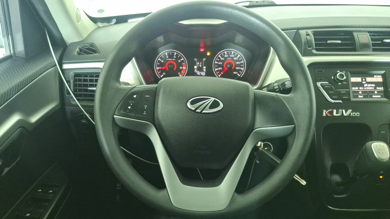 Mahindra Kuv 100 2021 - Imagen 8 de 15