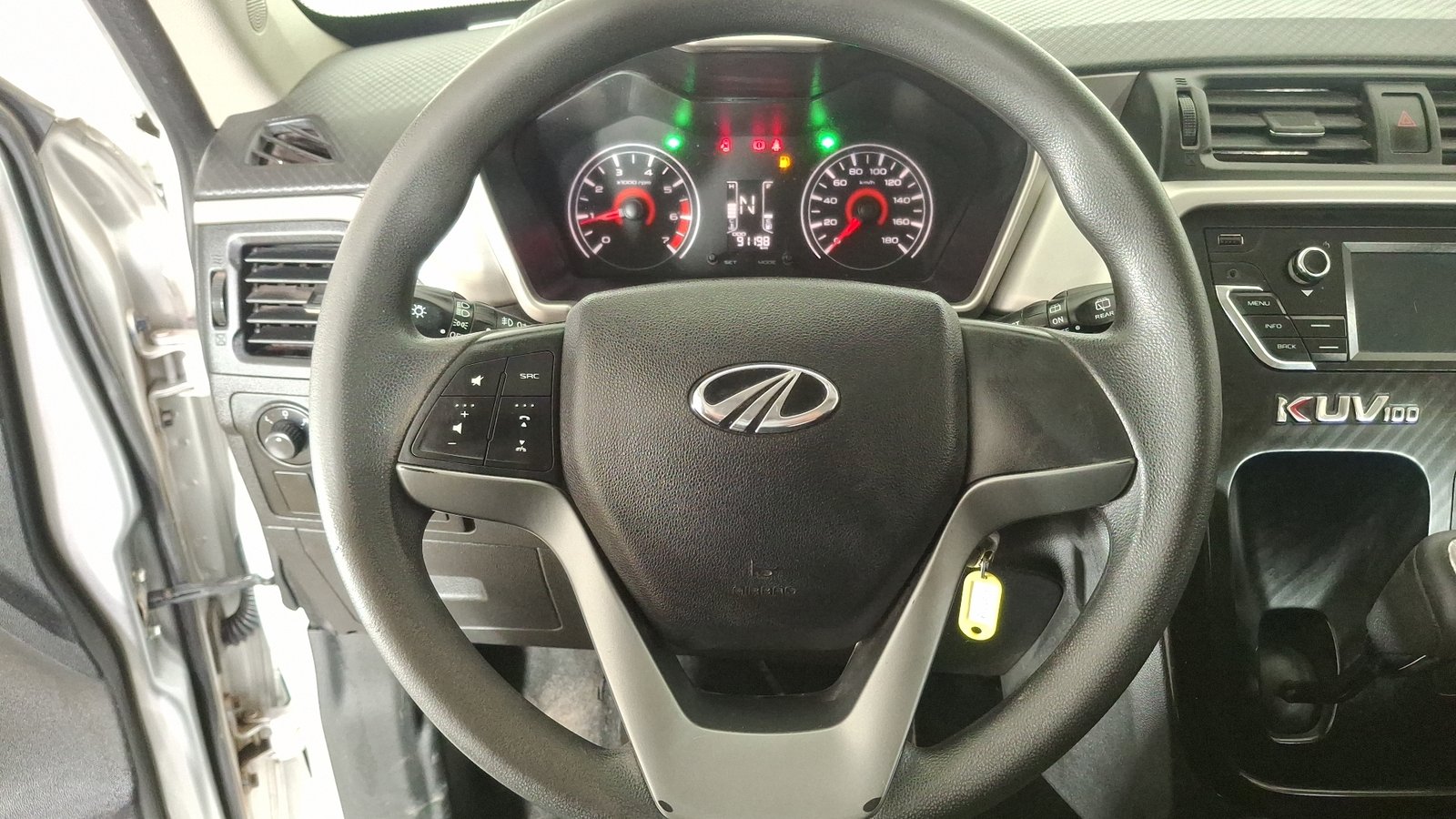 Mahindra Kuv 100 2020 - Imagen 8 de 14