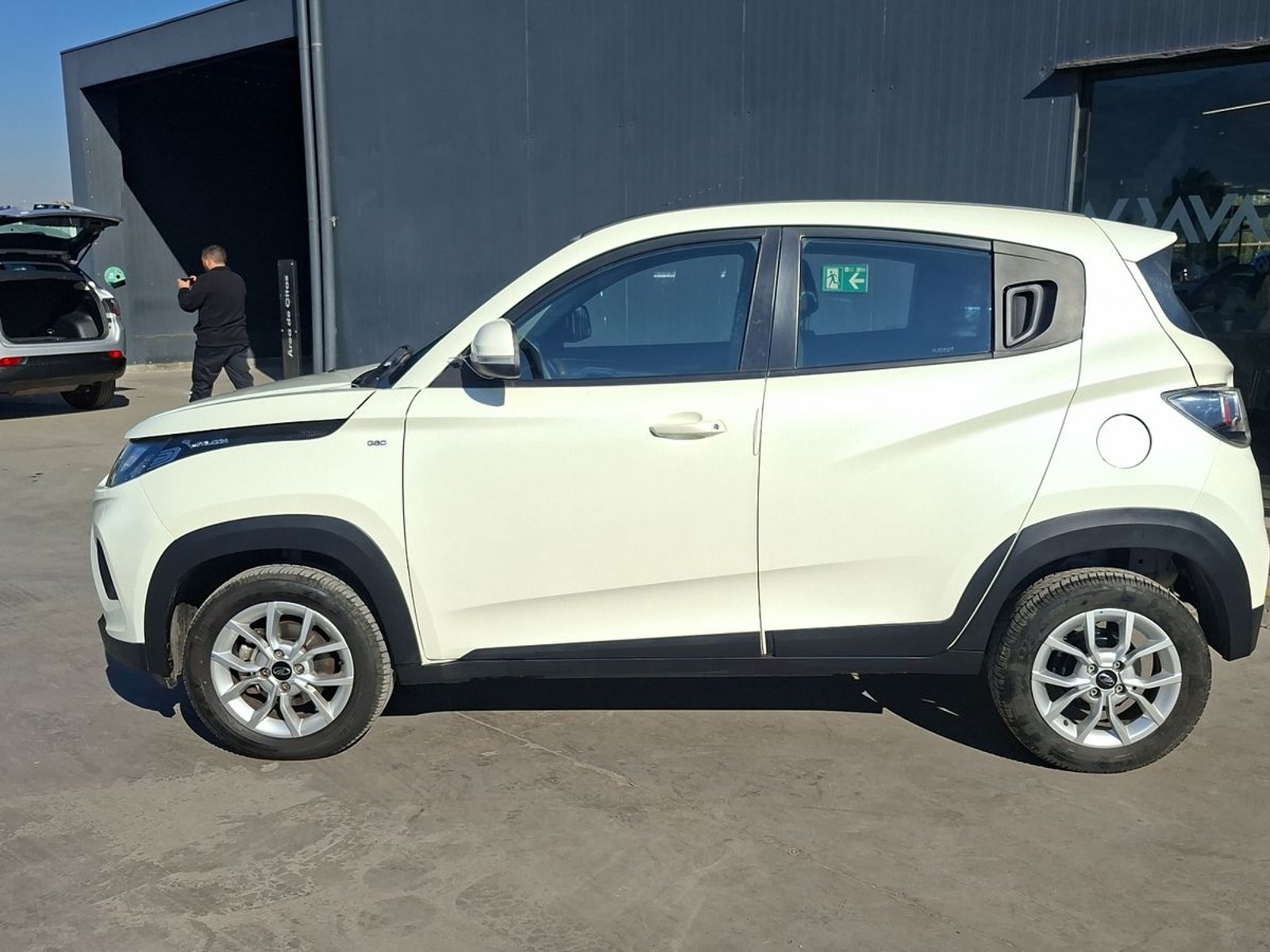 Mahindra Kuv 100 2022 - Foto 2 de 14