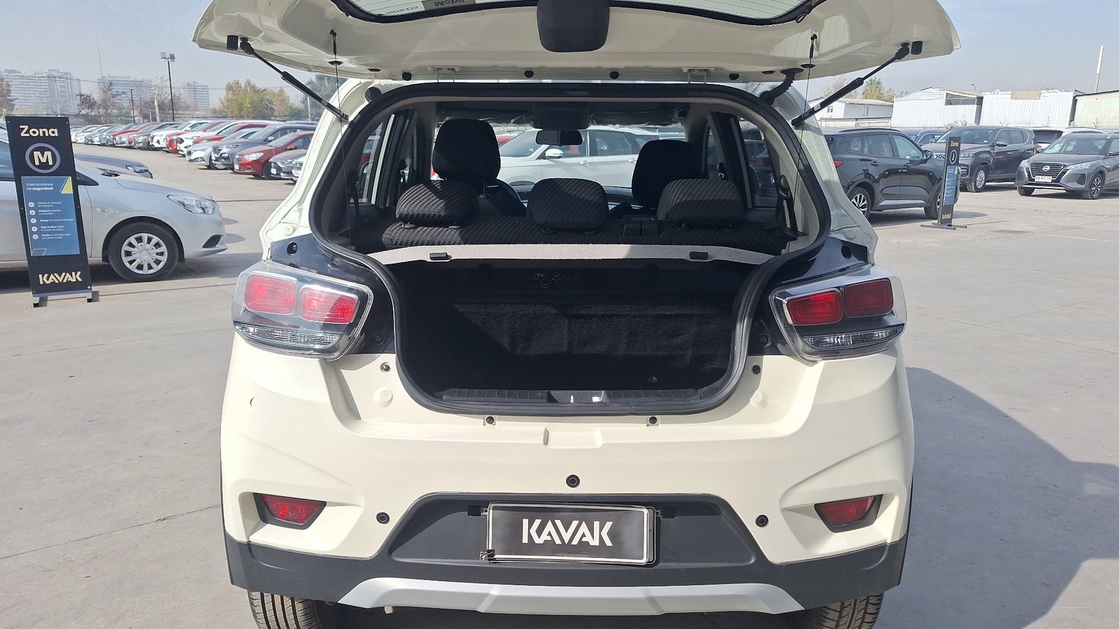 Mahindra Kuv 100 2022 - Imagen 4 de 14