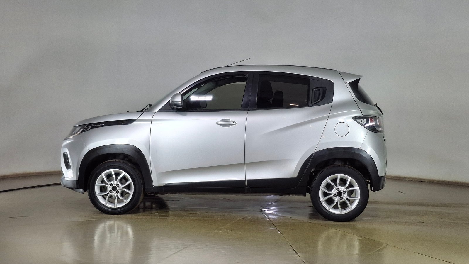 Mahindra Kuv 100 2020 - Imagen 7 de 14