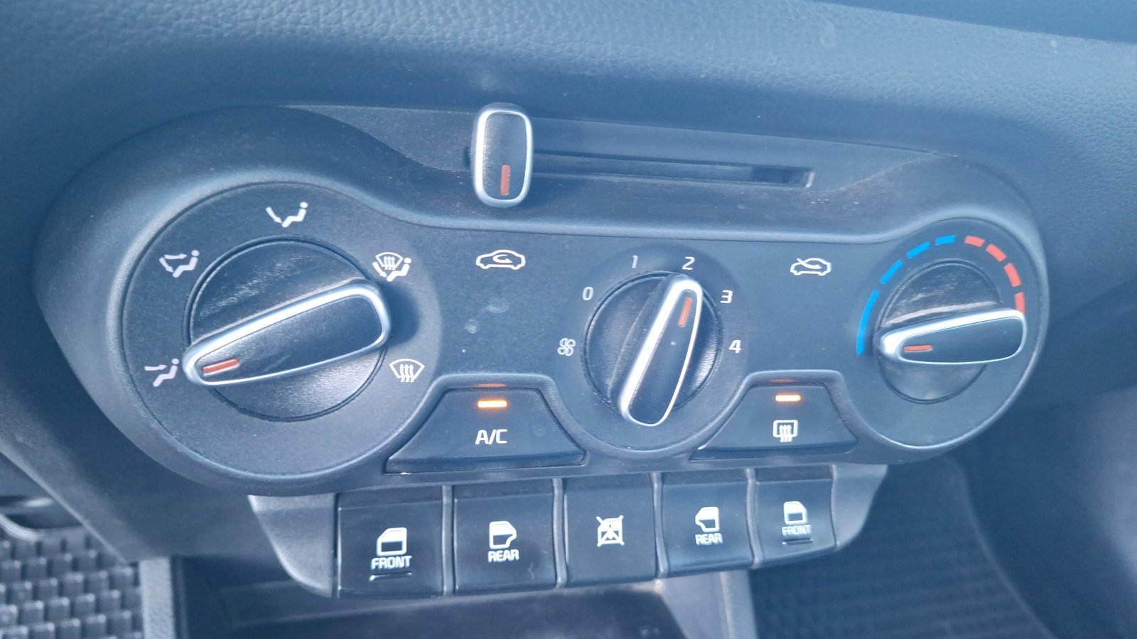 Kia Soluto 2024 - Imagen 15 de 15