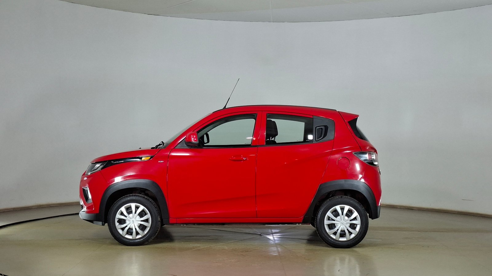 Mahindra Kuv 100 2022 - Imagen 7 de 16