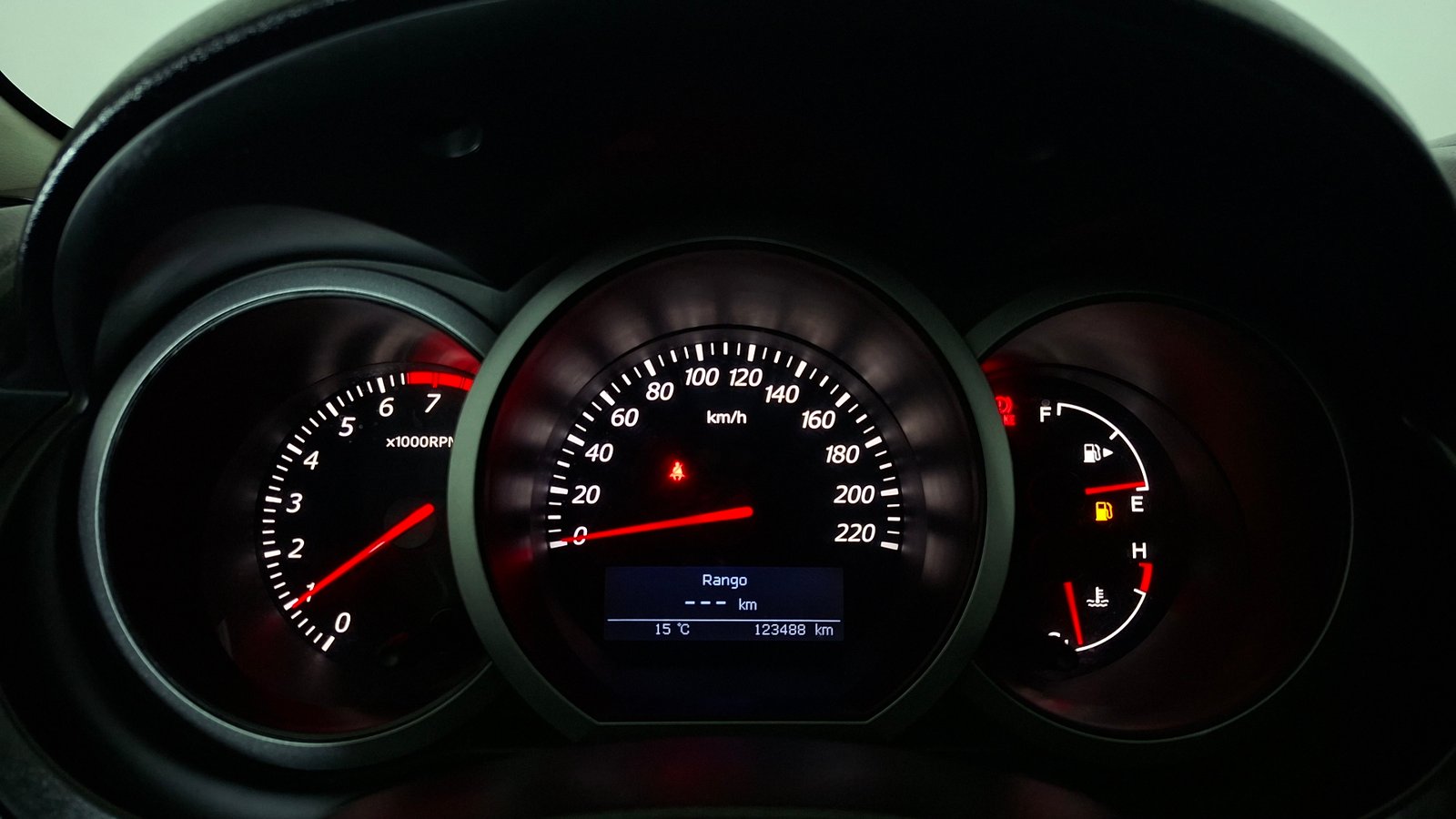 Suzuki GrandNomade 2015 - Imagen 9 de 15