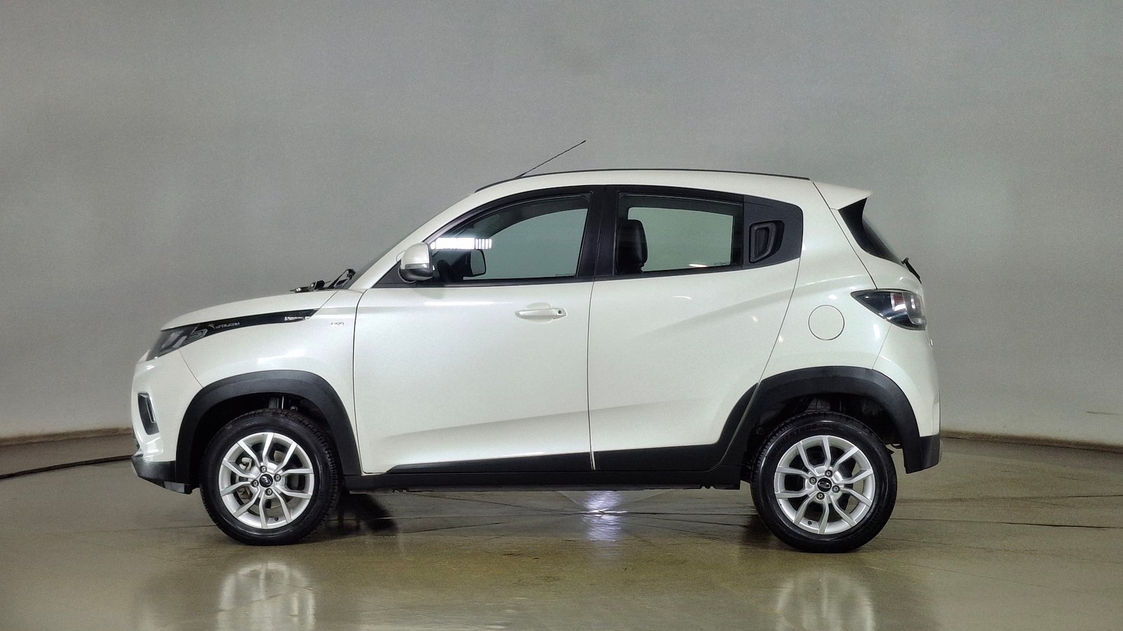Mahindra Kuv 100 2021 - Imagen 7 de 15