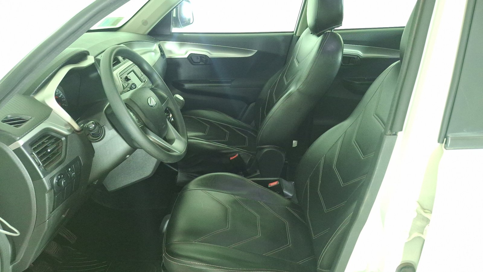 Mahindra Kuv 100 2021 - Imagen 12 de 15