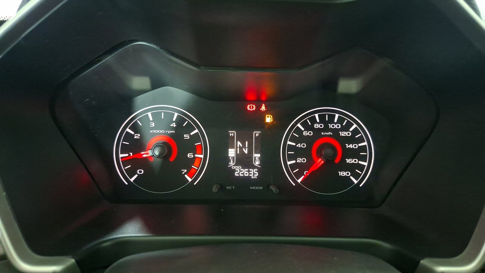 Mahindra Kuv 100 2022 - Imagen 10 de 16