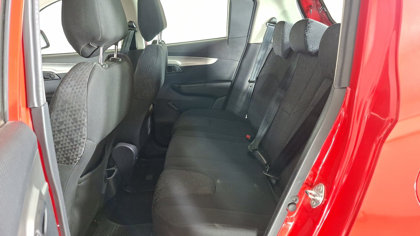 Mahindra Kuv 100 2022 - Imagen 14 de 16