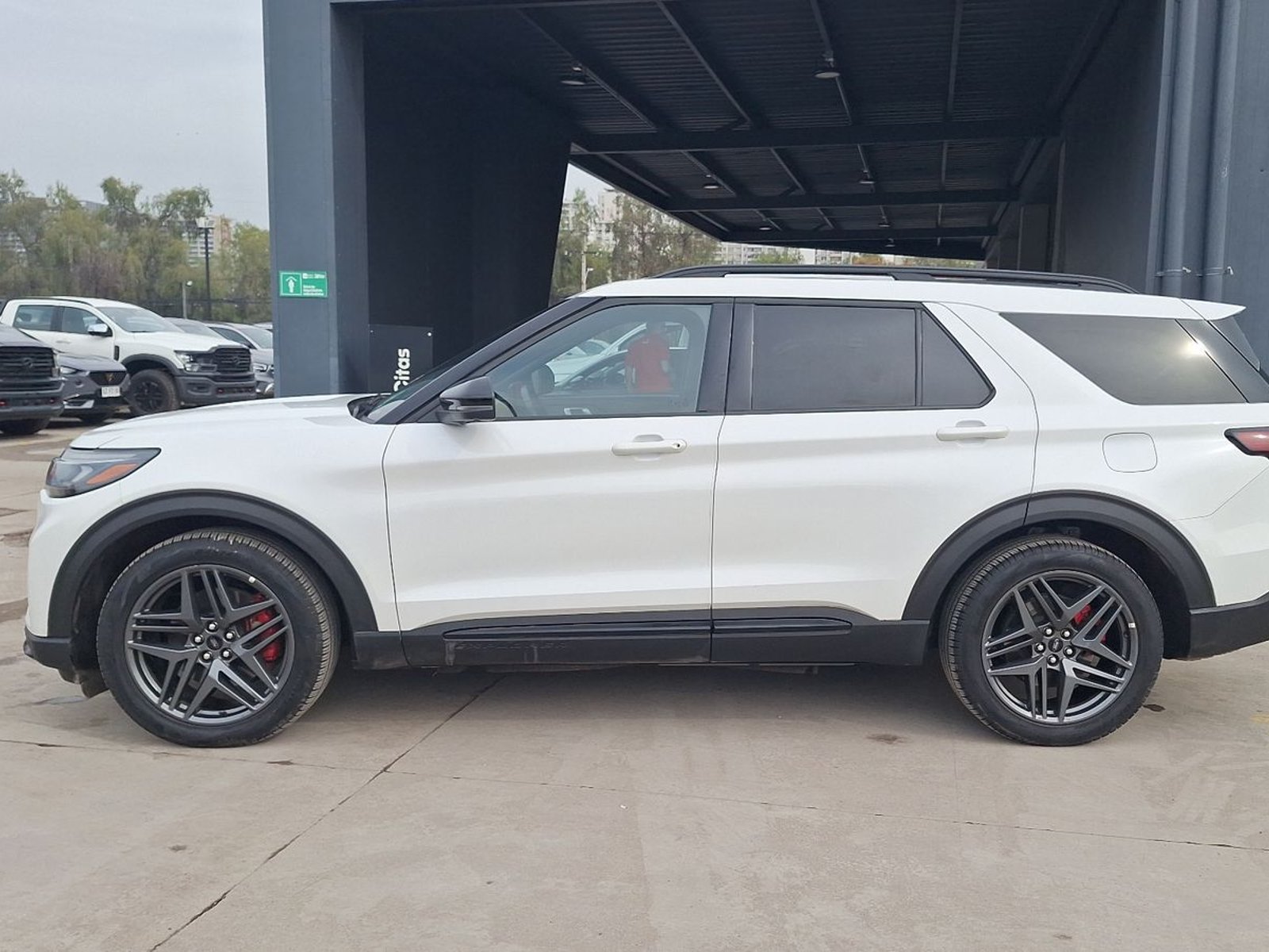 Ford Explorer 2025 - Foto 2 de 17