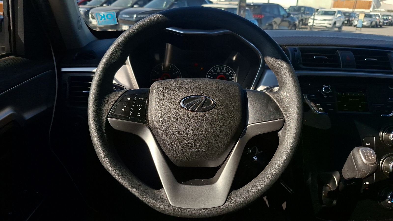 Mahindra Kuv 100 2022 - Imagen 8 de 14