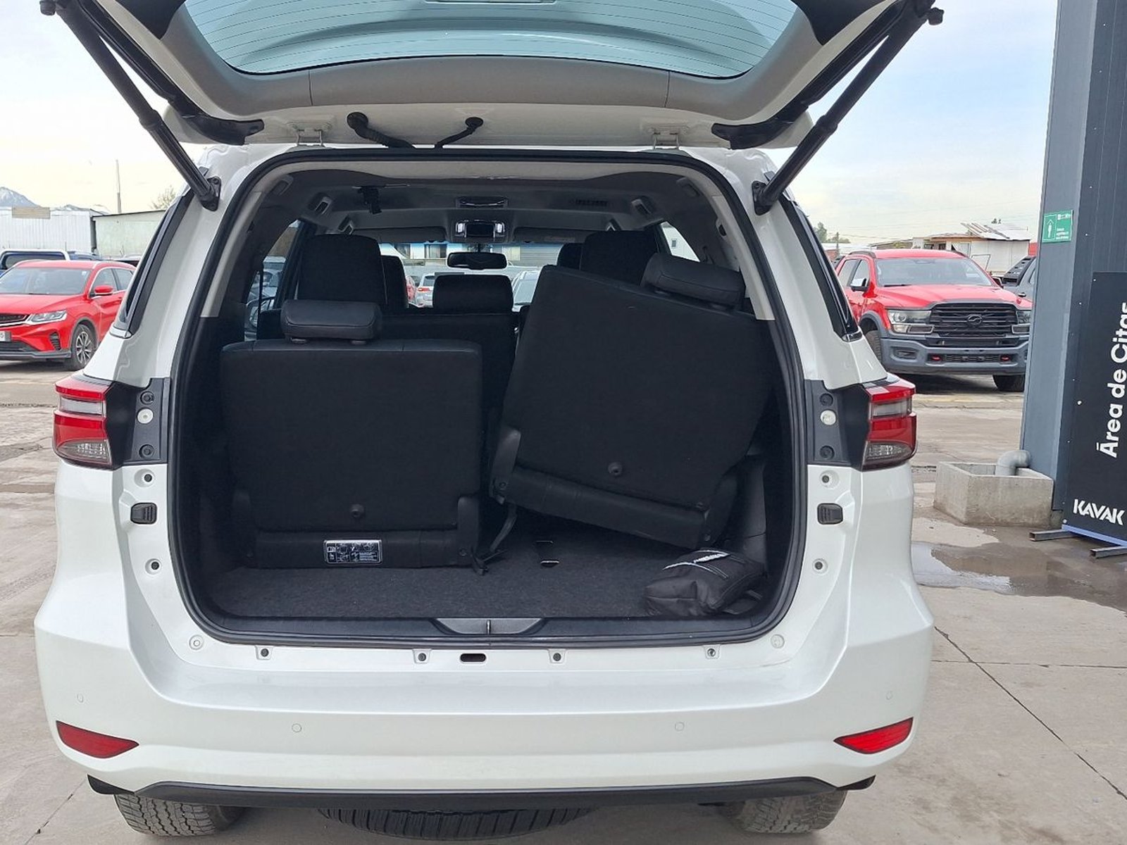 Toyota Fortuner 2023 - Foto 4 de 16