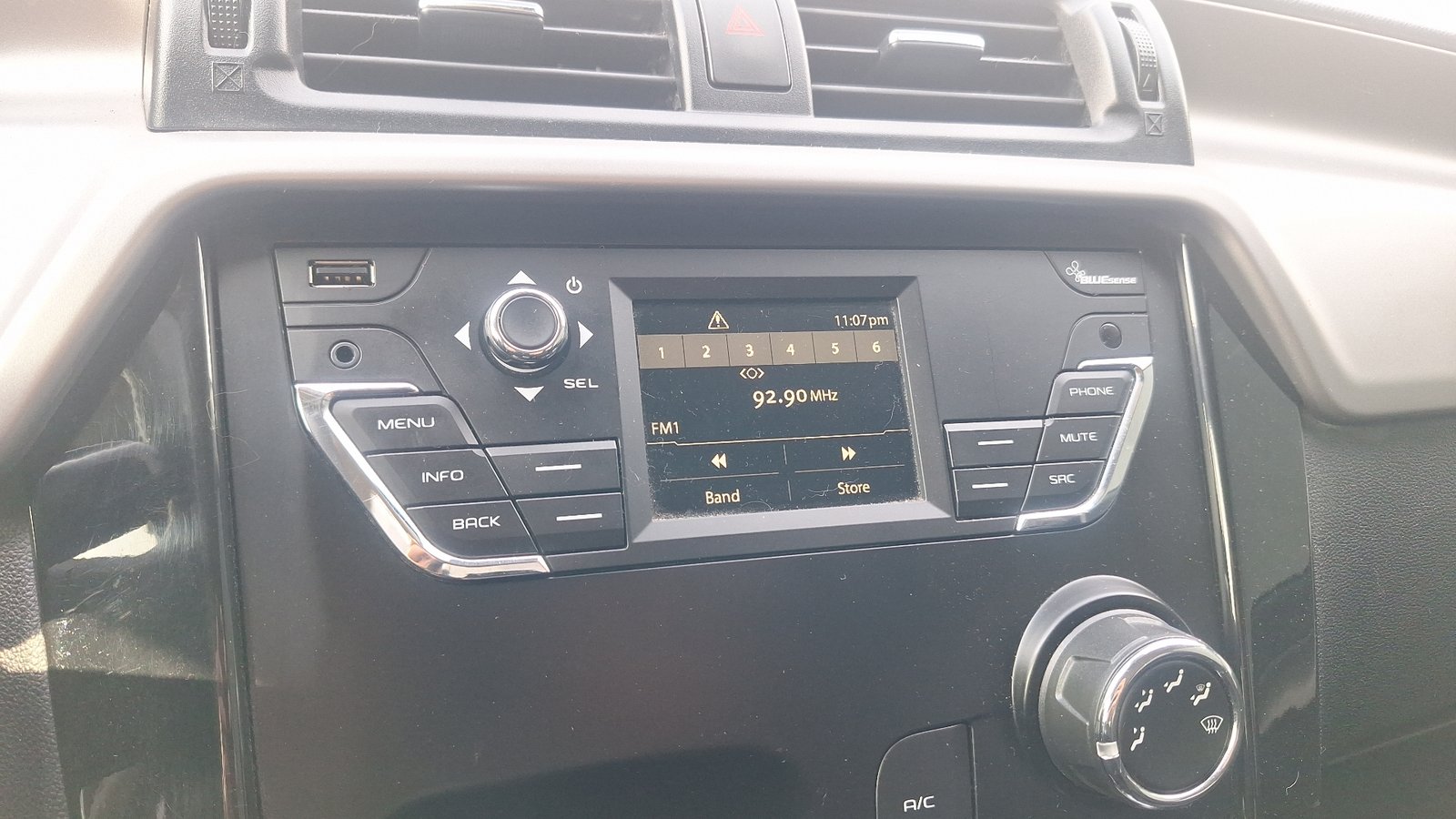 Mahindra Kuv 100 2022 - Imagen 10 de 14