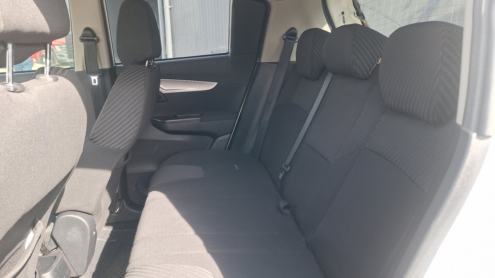 Mahindra Kuv 100 2022 - Imagen 12 de 14