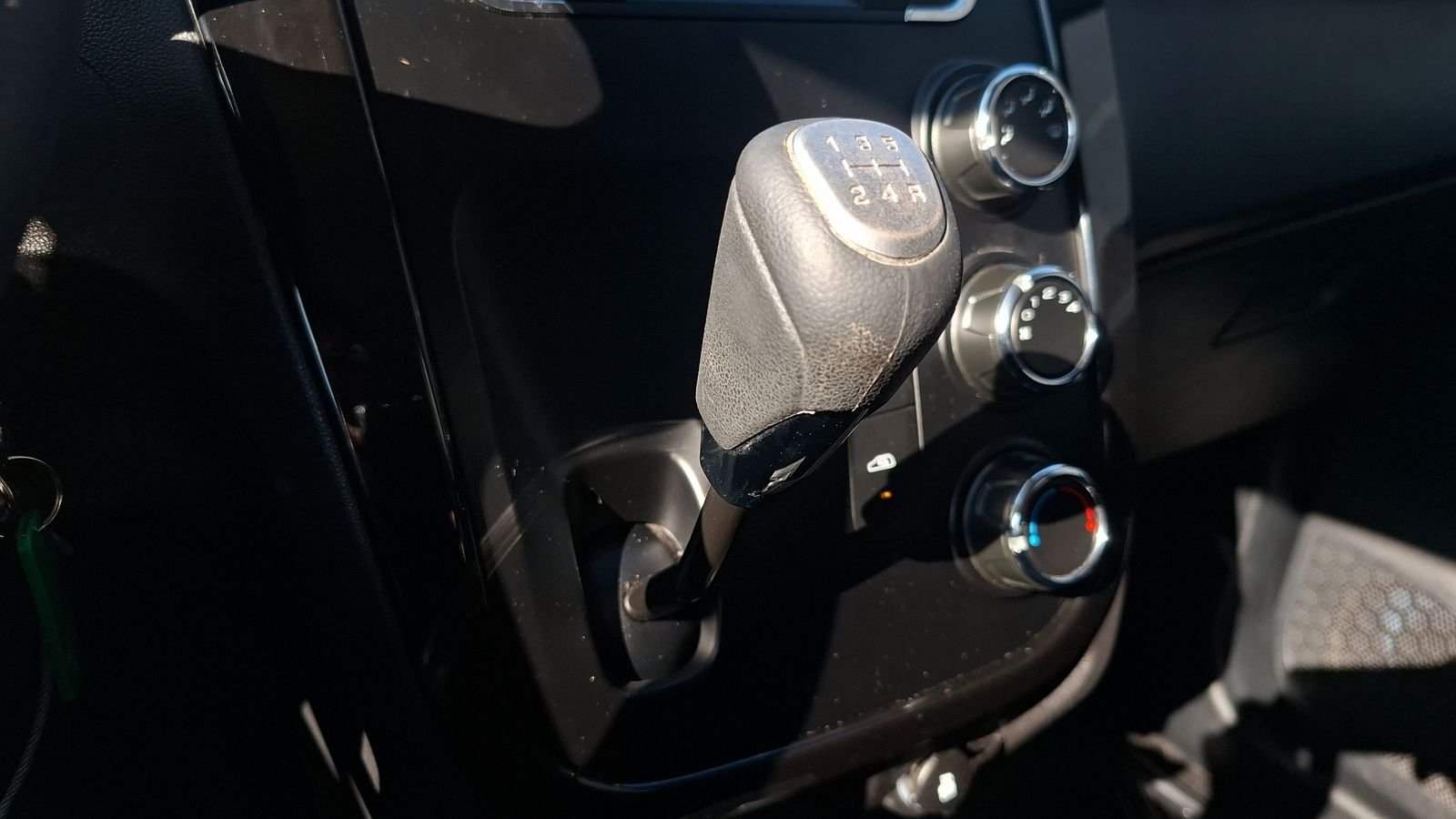 Mahindra Kuv 100 2022 - Imagen 11 de 14